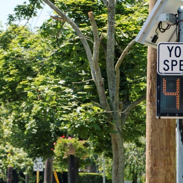 Speed limit radar shows speed