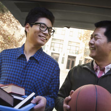 Father helps son move into college