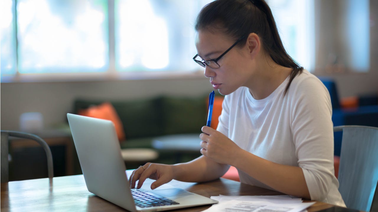 High schooler applies for college online