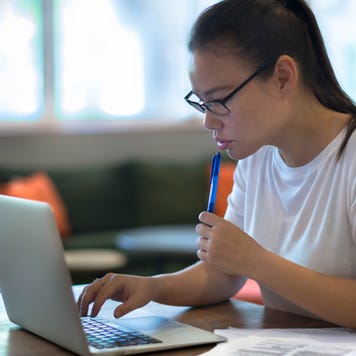 High schooler applies for college online