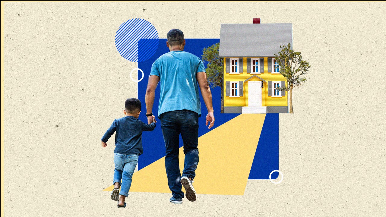 ภาพของชายและเด็กชายกำลังเดินไปที่บ้าน