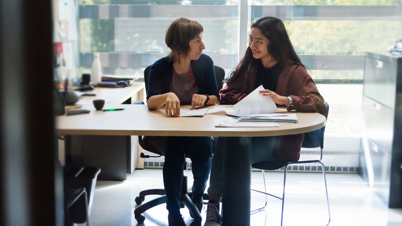 Student meets with college advisor