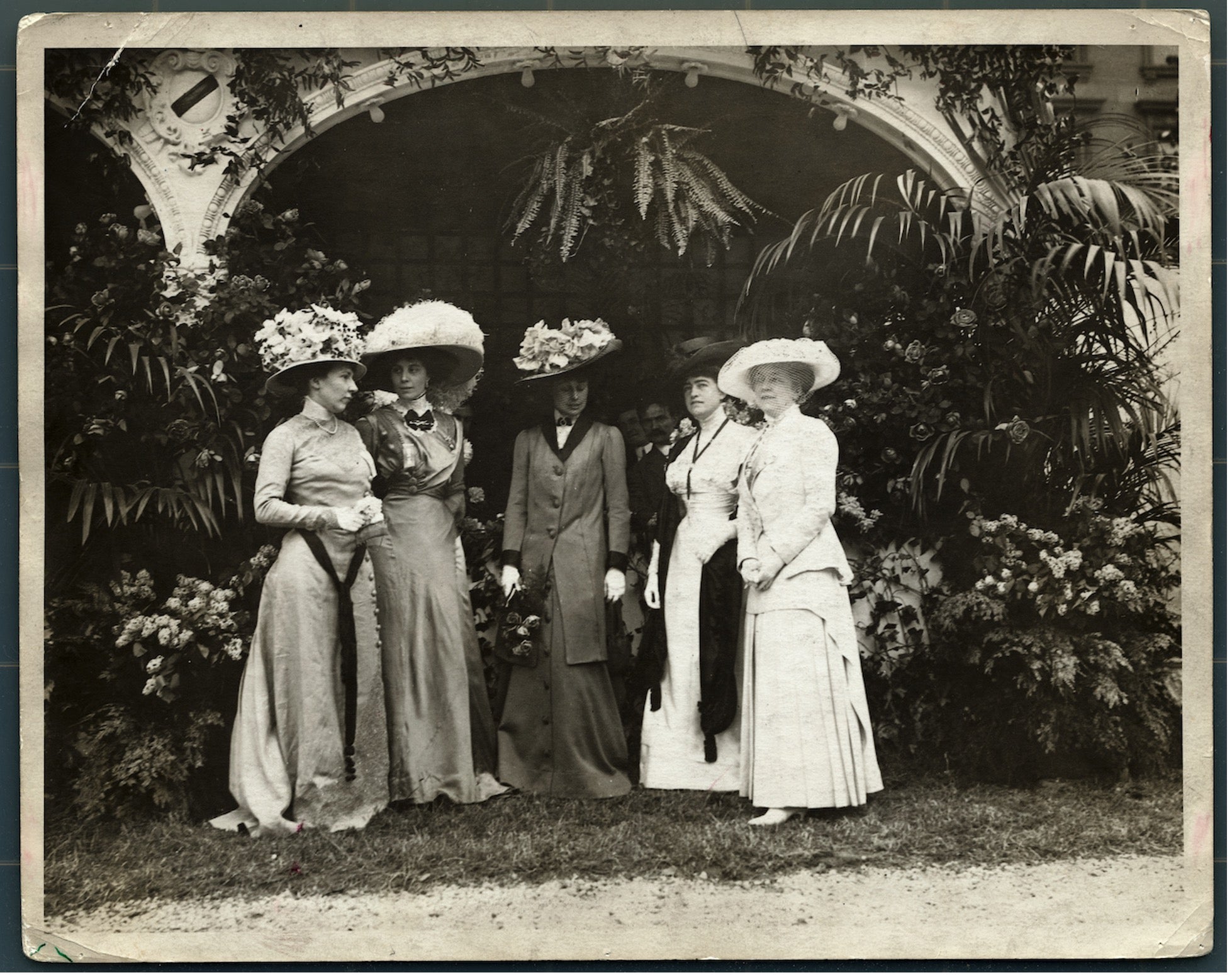 Pioneering interior decorator Elsie de Wolfe (far right), ca. 1905.