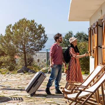 couple arriving on vacation
