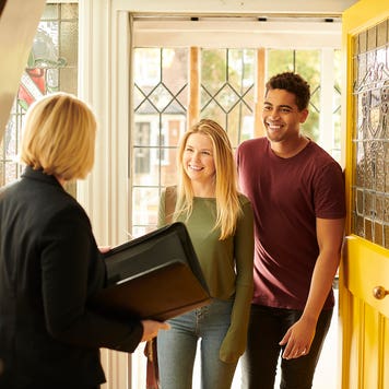 A house hunting couple