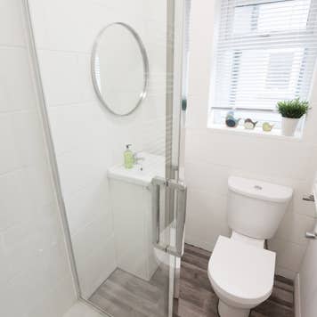 Small bathroom area