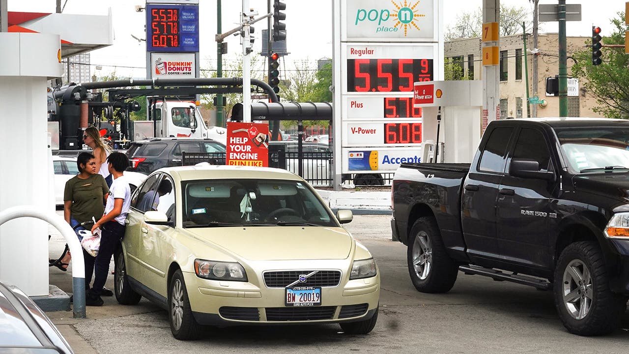 CHICAGO, ILLINOIS - MAY 10: Customers purchase gas at a gas station on May 10, 2022 in Chicago, Illinois