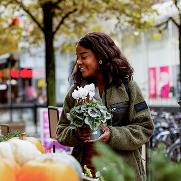 young couple buying flowers