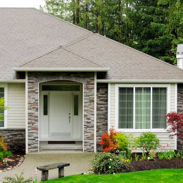 A home with a decorated entryway
