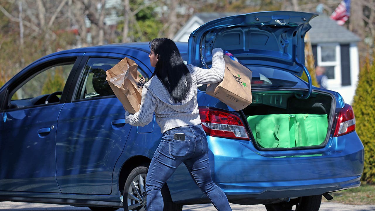 instacart worker delivering packages