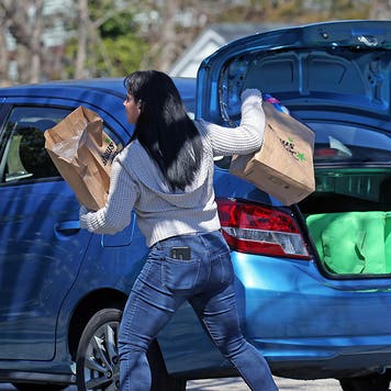 instacart worker delivering packages