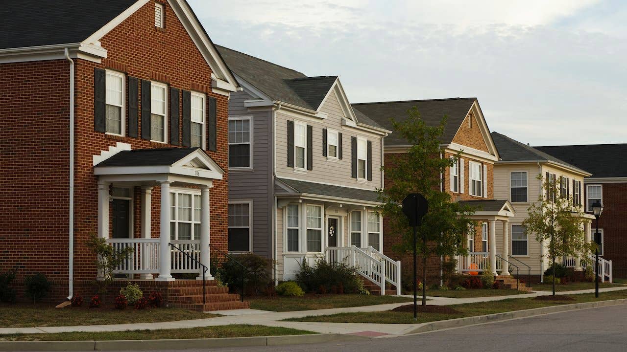 Row of similar looking homes on a suburban neighborhood street