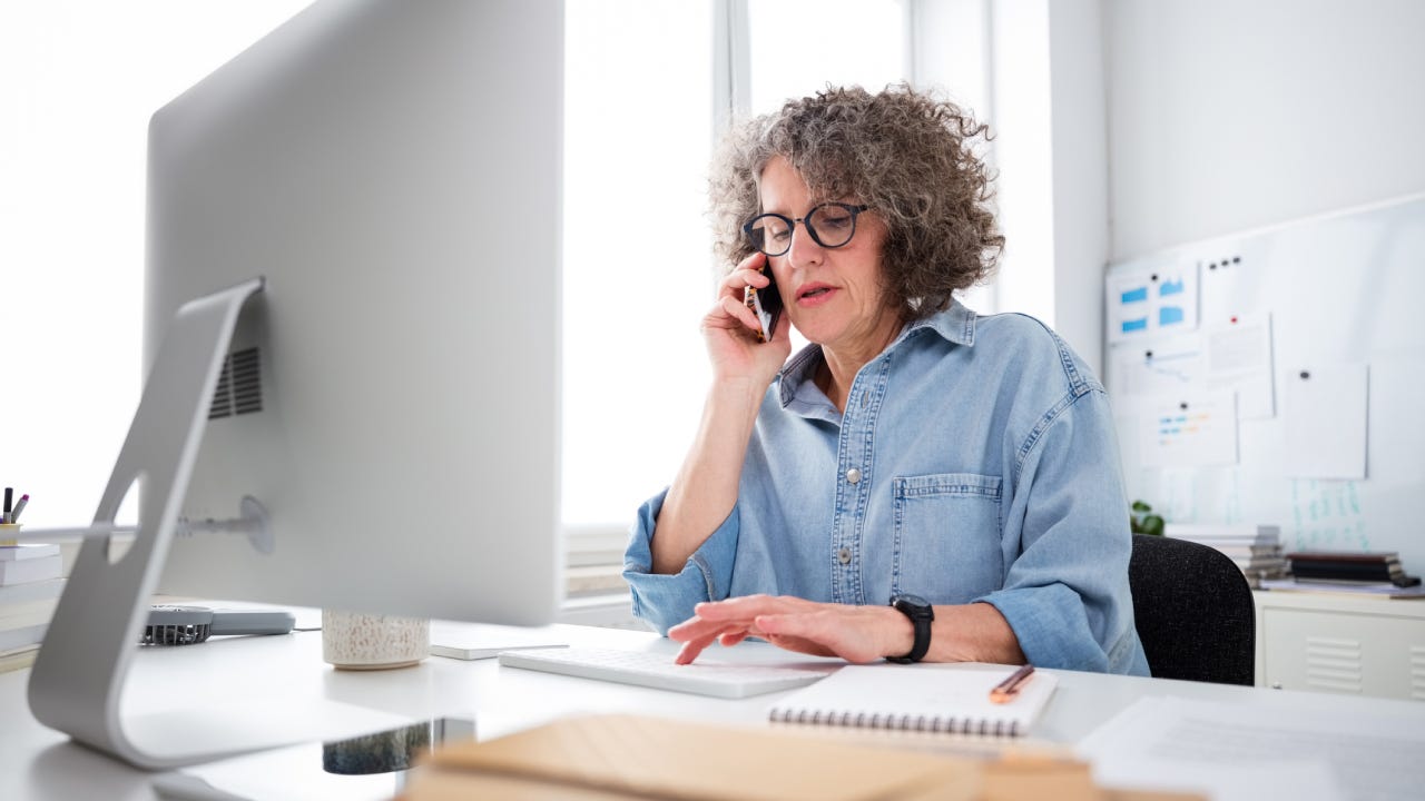 woman sitting at the desk in the modern office