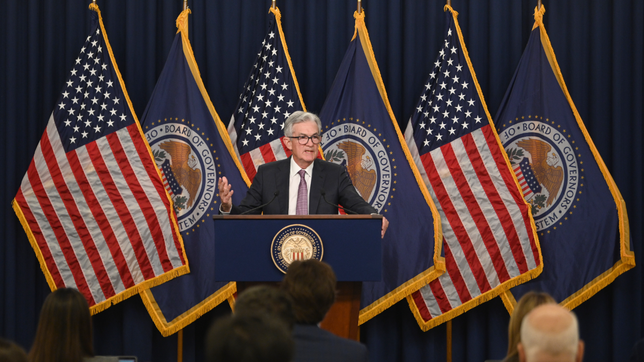 Jerome Powell speaking at a podium