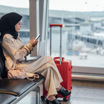 Working and using phone while waiting on departure gate