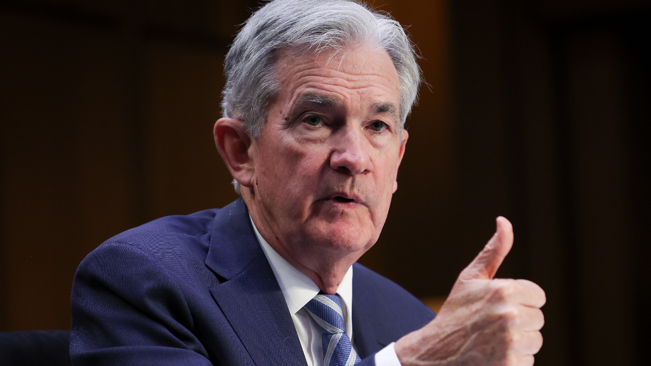 Jerome Powell giving a thumbs up