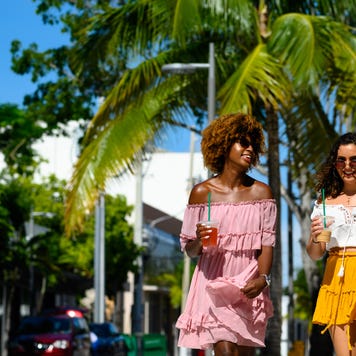 Young women enjoying city life on sunny day