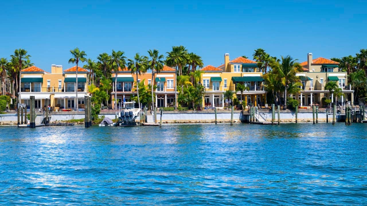 Waterfront residences on Hillsborough Bay in Tampa, Florida