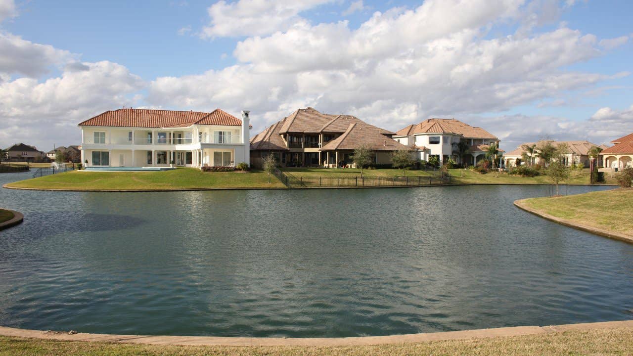 Suburn homes near a lake