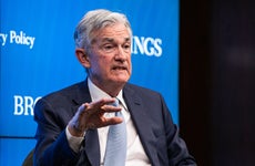 Jerome Powell speaking against a blue background