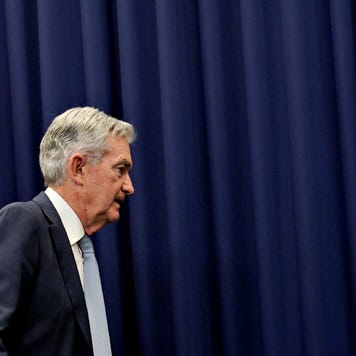 Jerome Powell walking across a stage