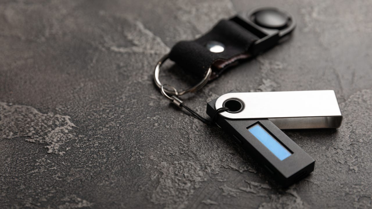 Cold wallet thumbdrive on a keychain