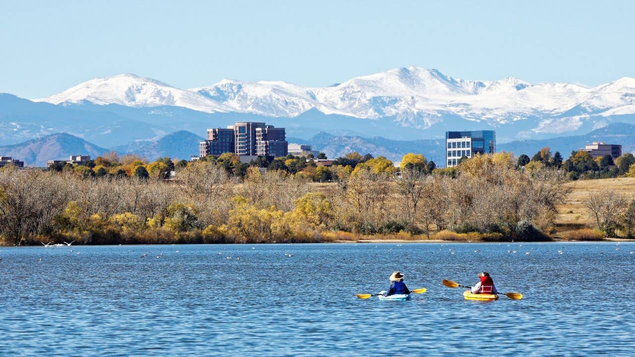 People kayaking on the Cherry Creek Reservoir in Denver, CO