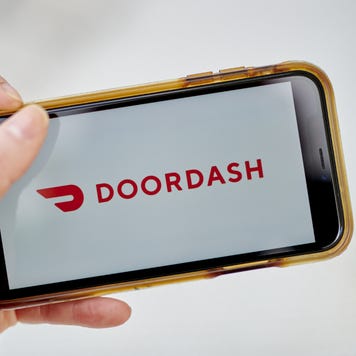 Picture of someone holding a phone with DoorDash app