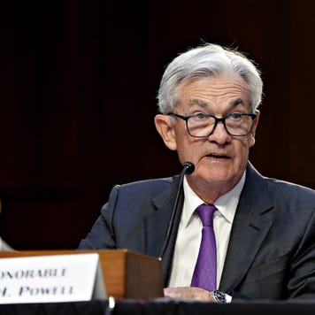 Jerome Powell speaking at podium