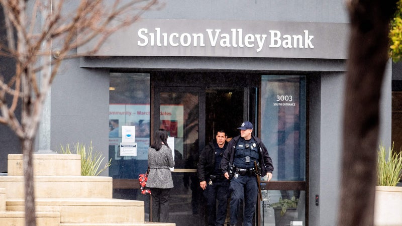 Police officer leaving Silicon Valley Bank