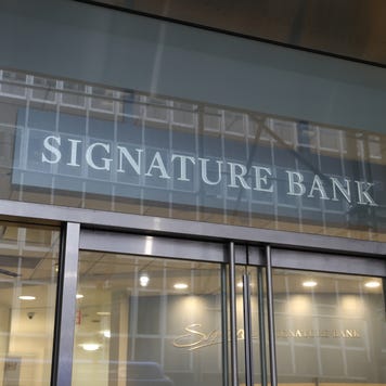 Signature Bank front of building
