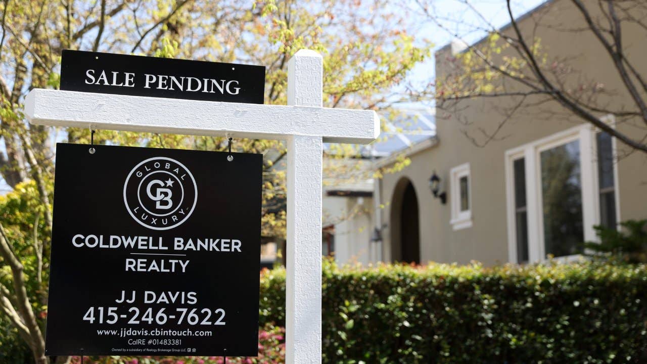 'Sale pending' sign on home for sale