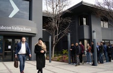 People queue up outside the headquarters of Silicon Valley Bank