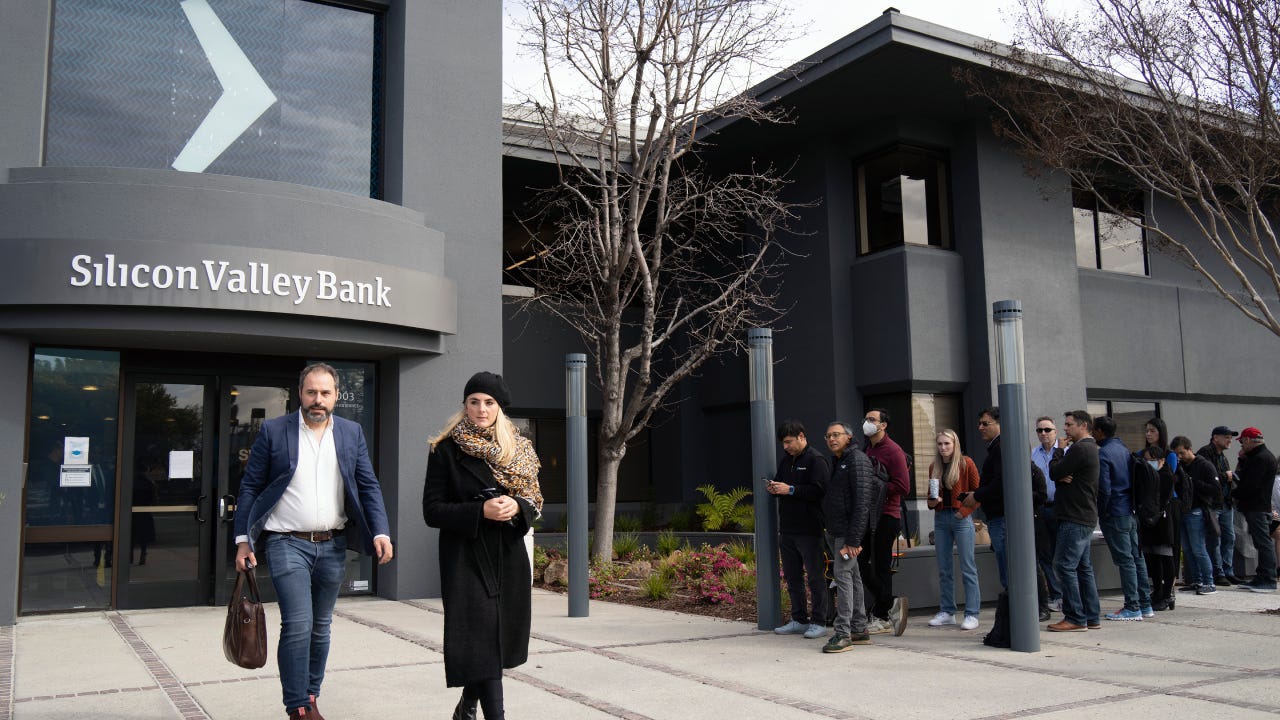 People queue up outside the headquarters of Silicon Valley Bank