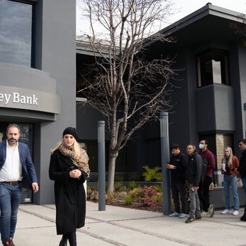 People queue up outside the headquarters of Silicon Valley Bank