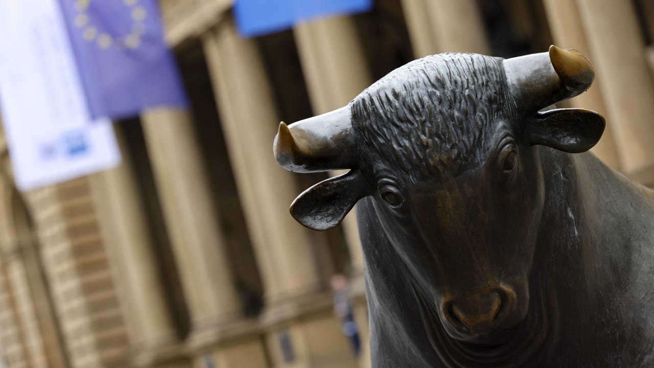 The bull statue outside the Frankfurt Stock Exchange