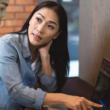 Professional trader explaining something to a friend