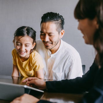 Father and young daughter having a meeting with a financial advisor