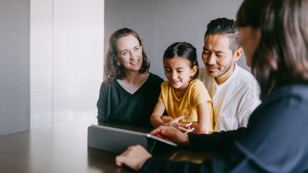 Family consulting with a financing specialist