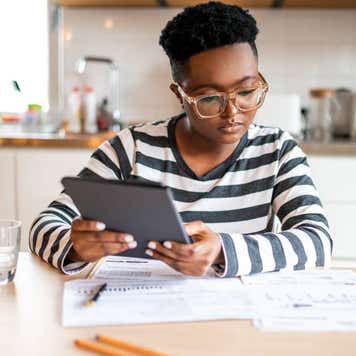 The young woman calculates her monthly expenses