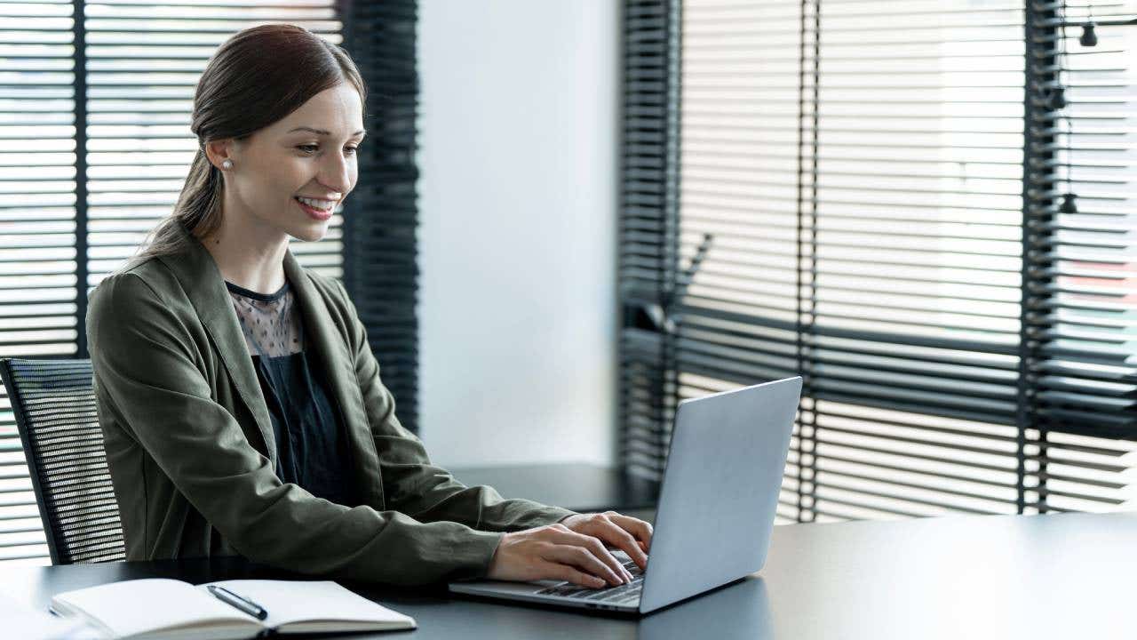 Young business woman working at the office on a laptop