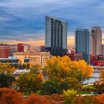 Grand Rapids, Michigan skyline with fall leaves