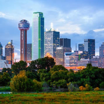 dallas tx skyline, green park blue sky