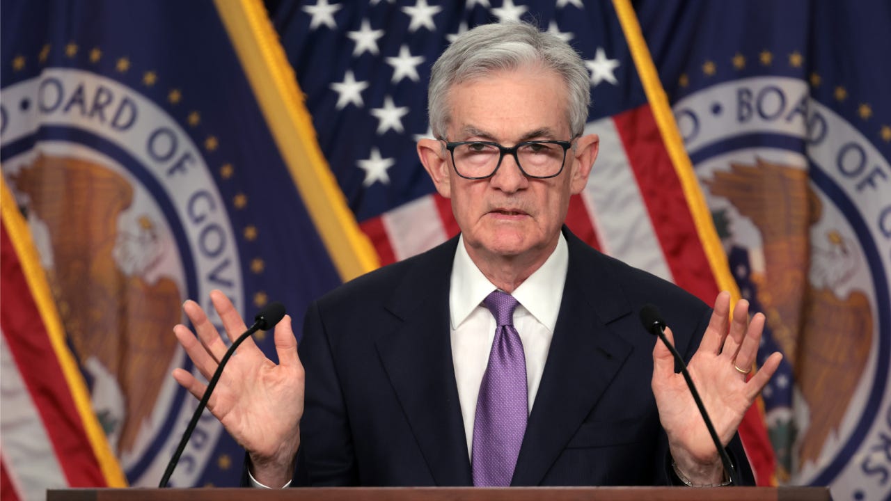 Jerome Powell speaking at a podium