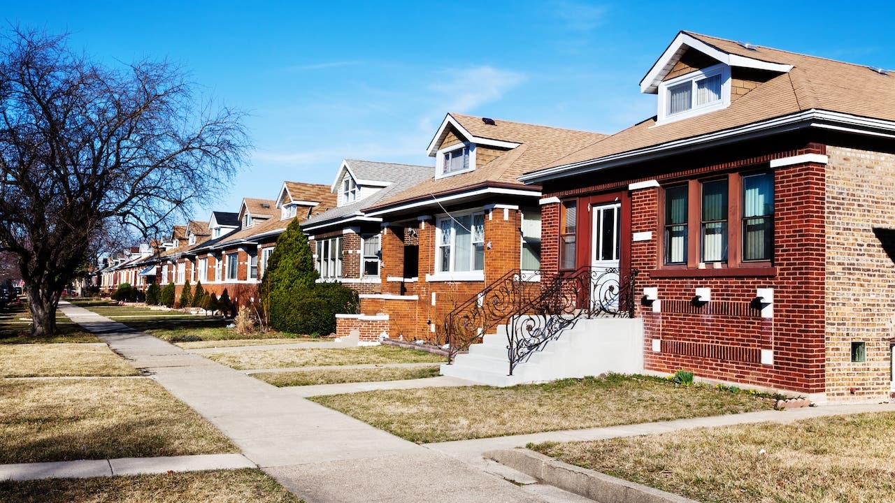 row of bungalow homes in chicago