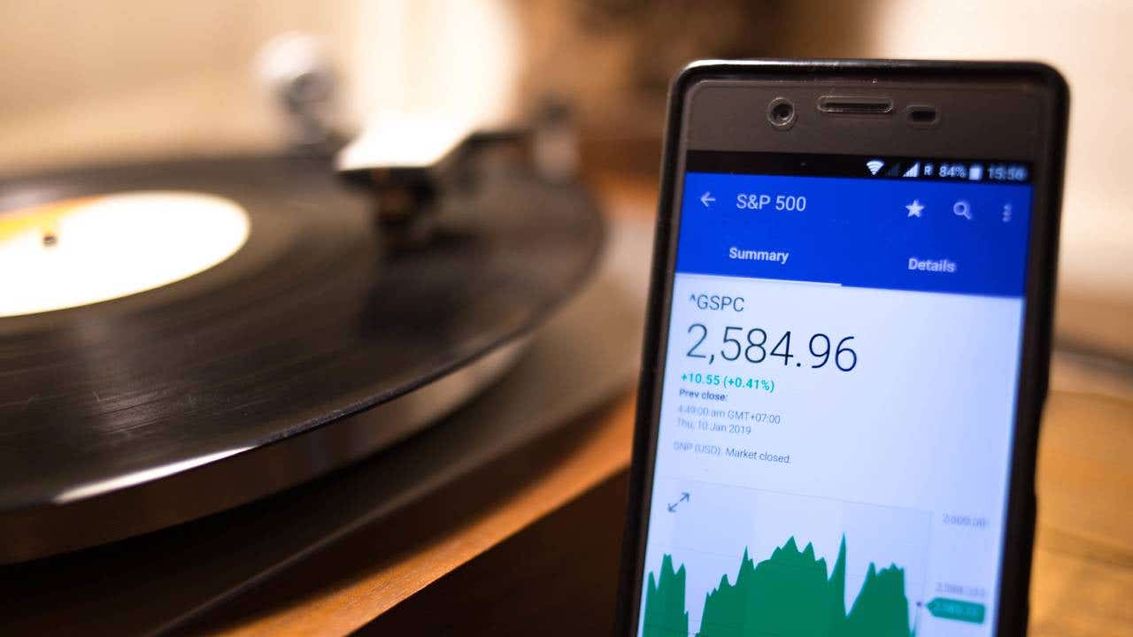 A smartphone displays the S&P 500 market value on the stock exchange via the Yahoo Finance app.