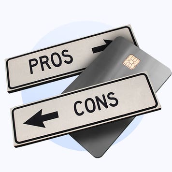 A gray credit card between one sign that says "pros" with an arrow pointing right and one sign that says "cons" with an arrow pointing left.