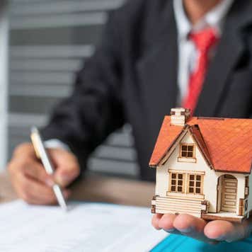 Business with customer after contract signature of buying house