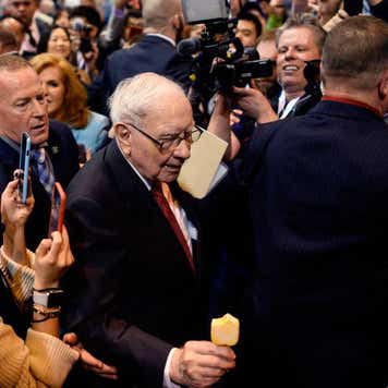 Warren Buffett is surrounded by press and fans as he arrives at the 2019 annual shareholders meeting in Omaha, Nebraska.