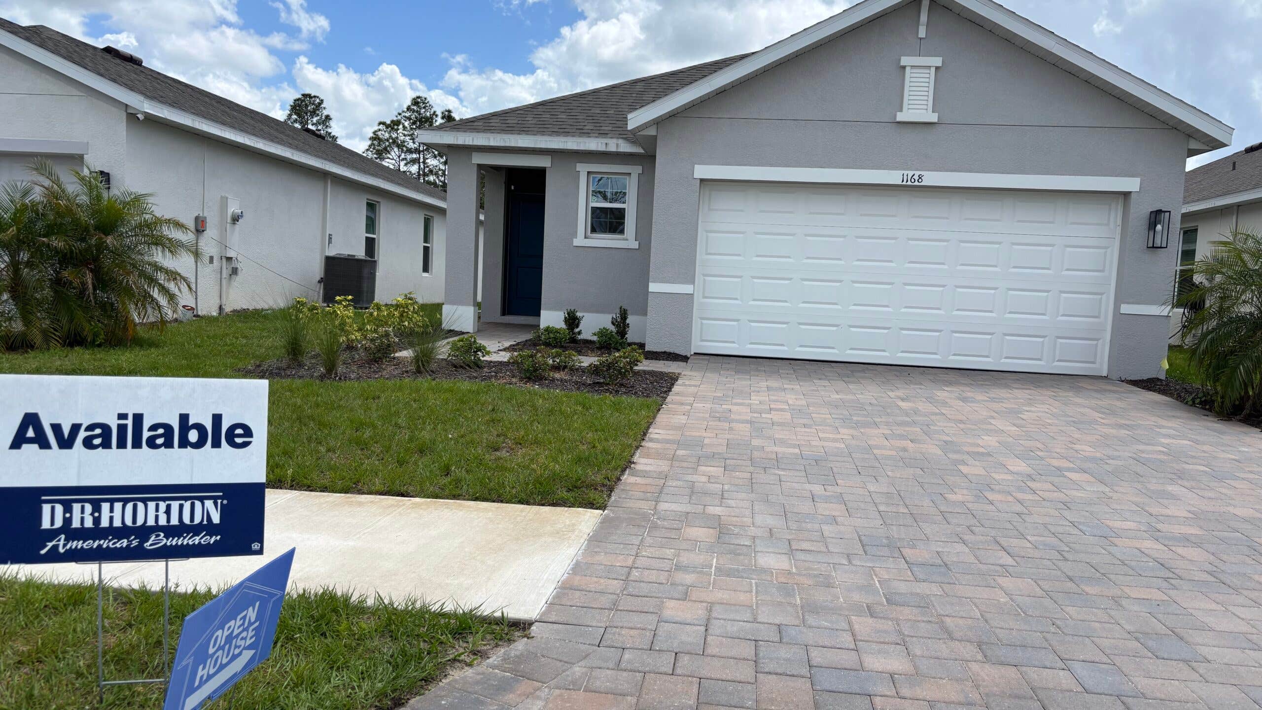 A home in Ft. Meyers, FL with a for sale sign out front